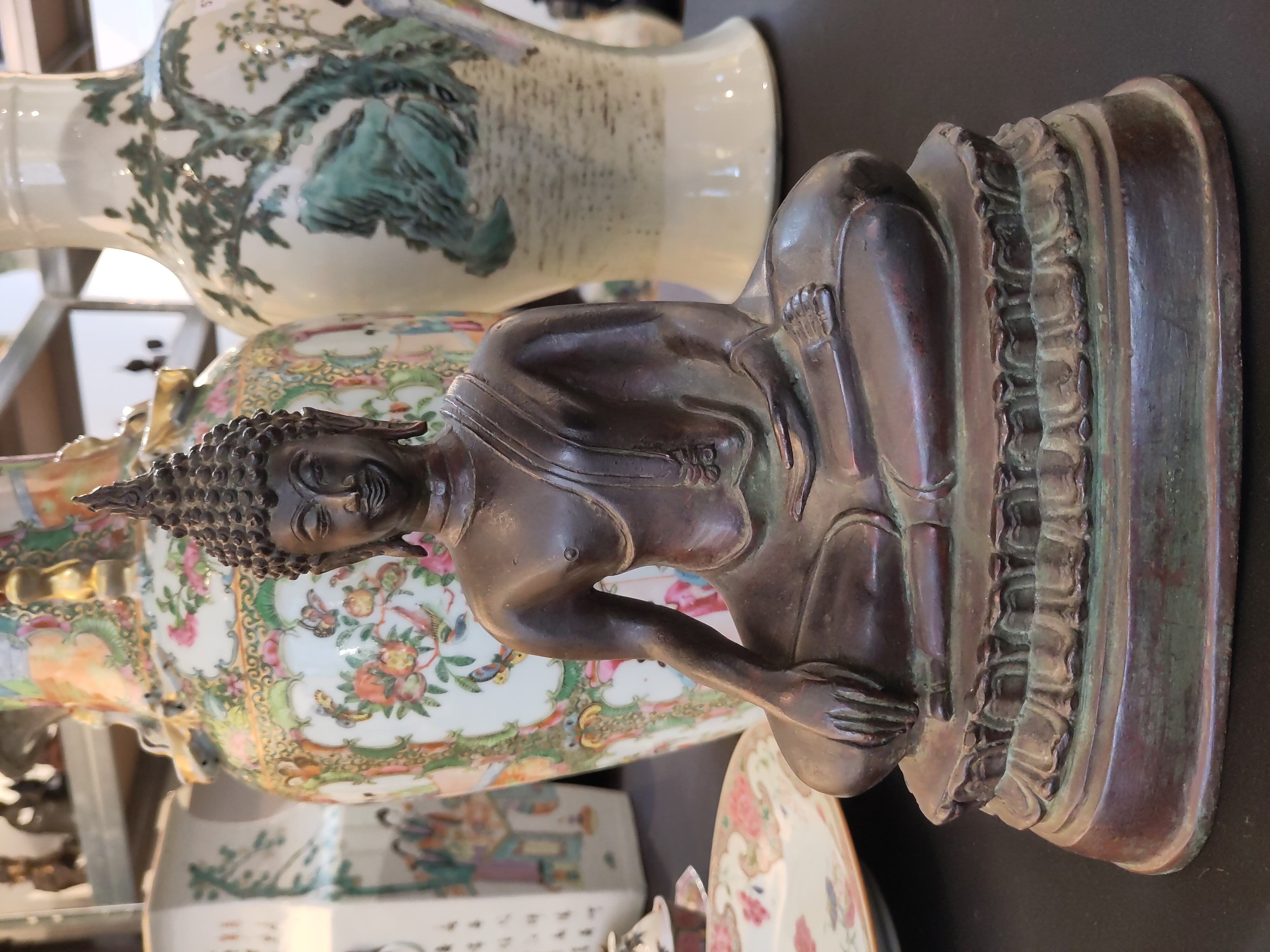 Statue de Bouddha en bronze patiné siamois du XIXe siècle, geste de la prise de la Terre à témoin, 24 x 20,5 cm