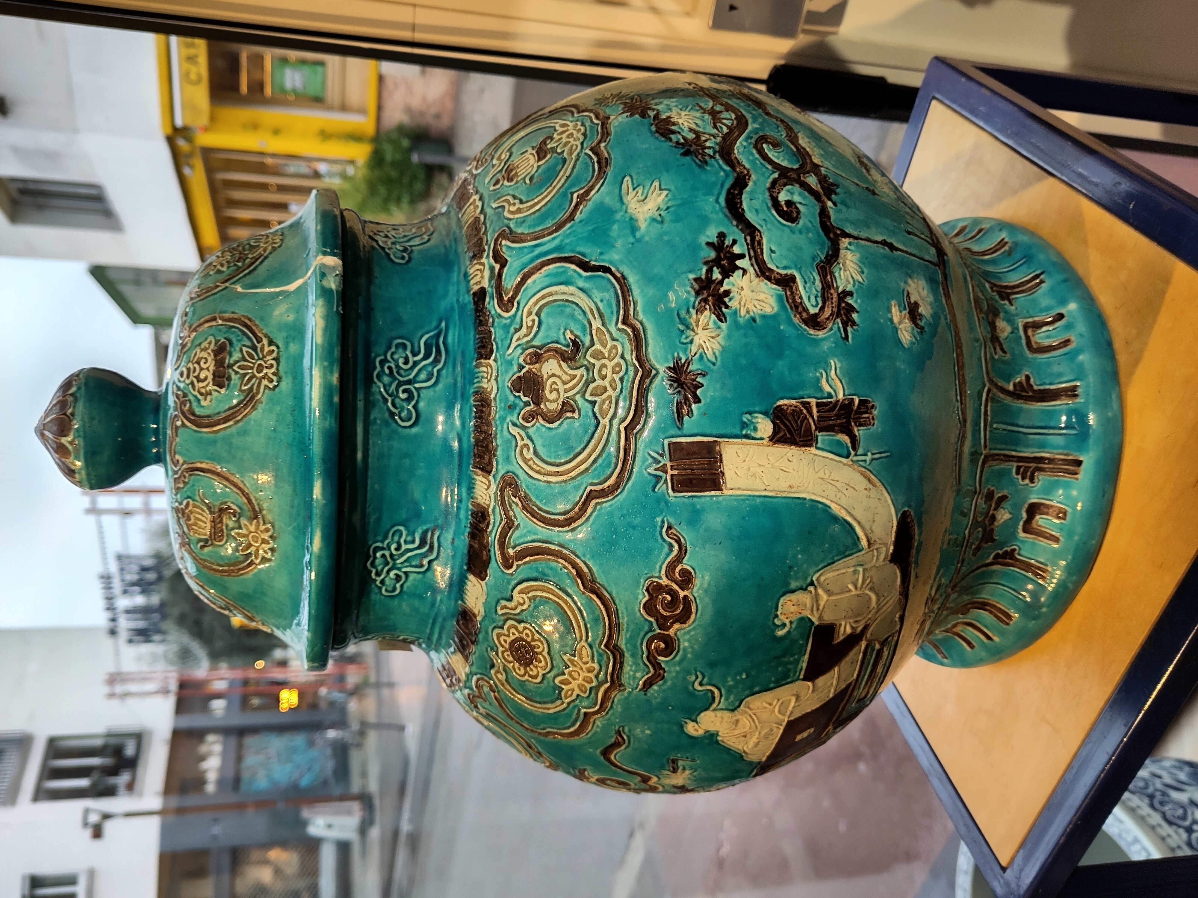 Paire de potiches couvertes en porcelaine chinoise du XIXe siècle, décor Fahua de scènes de lettrés, émaux pourpre, turquoise, crème et manganèse, hauteur 46,5 cm