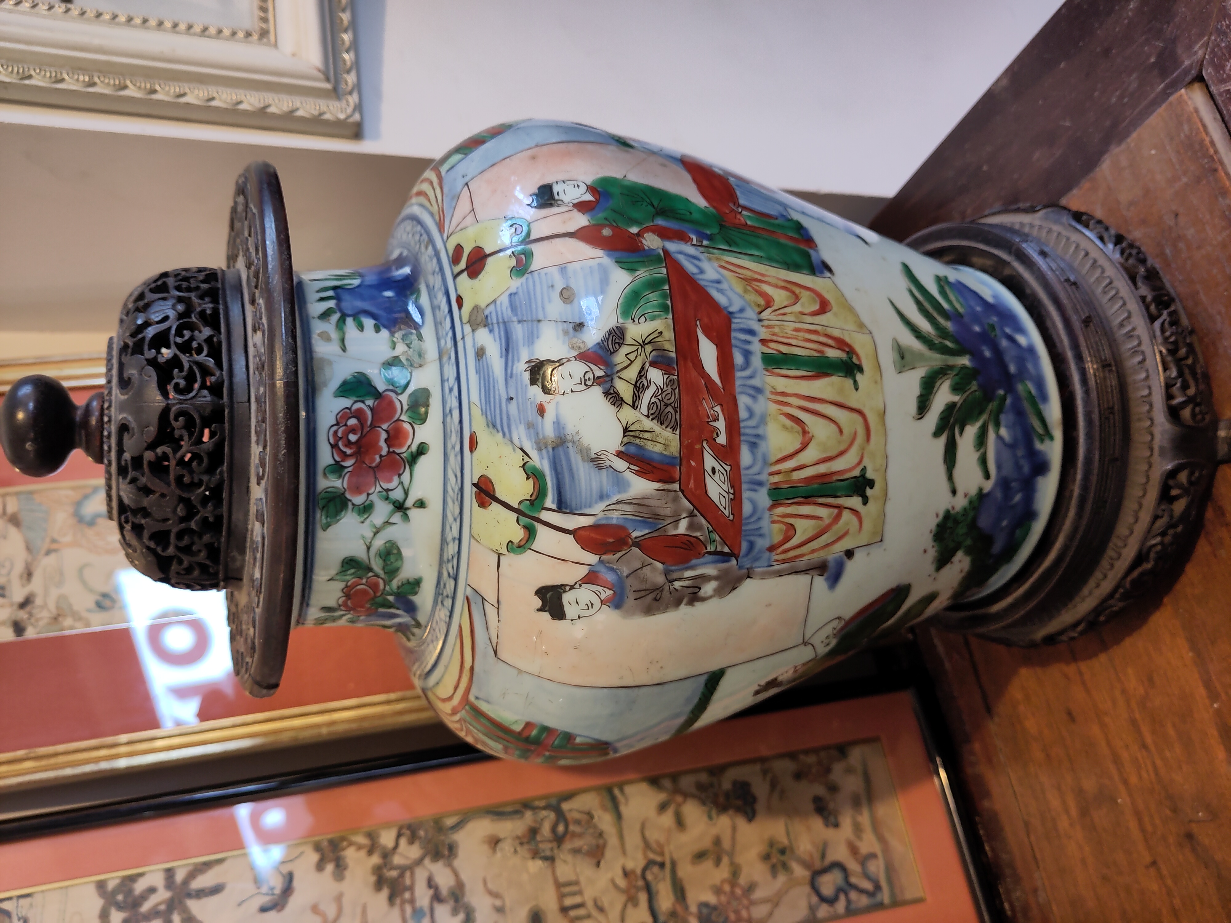 Paire de potiches en porcelaine chinoise, période Transition XVIIe siècle, émaux wucai, scènes de palais, hauteur 28 cm (hors socles et couvercles)