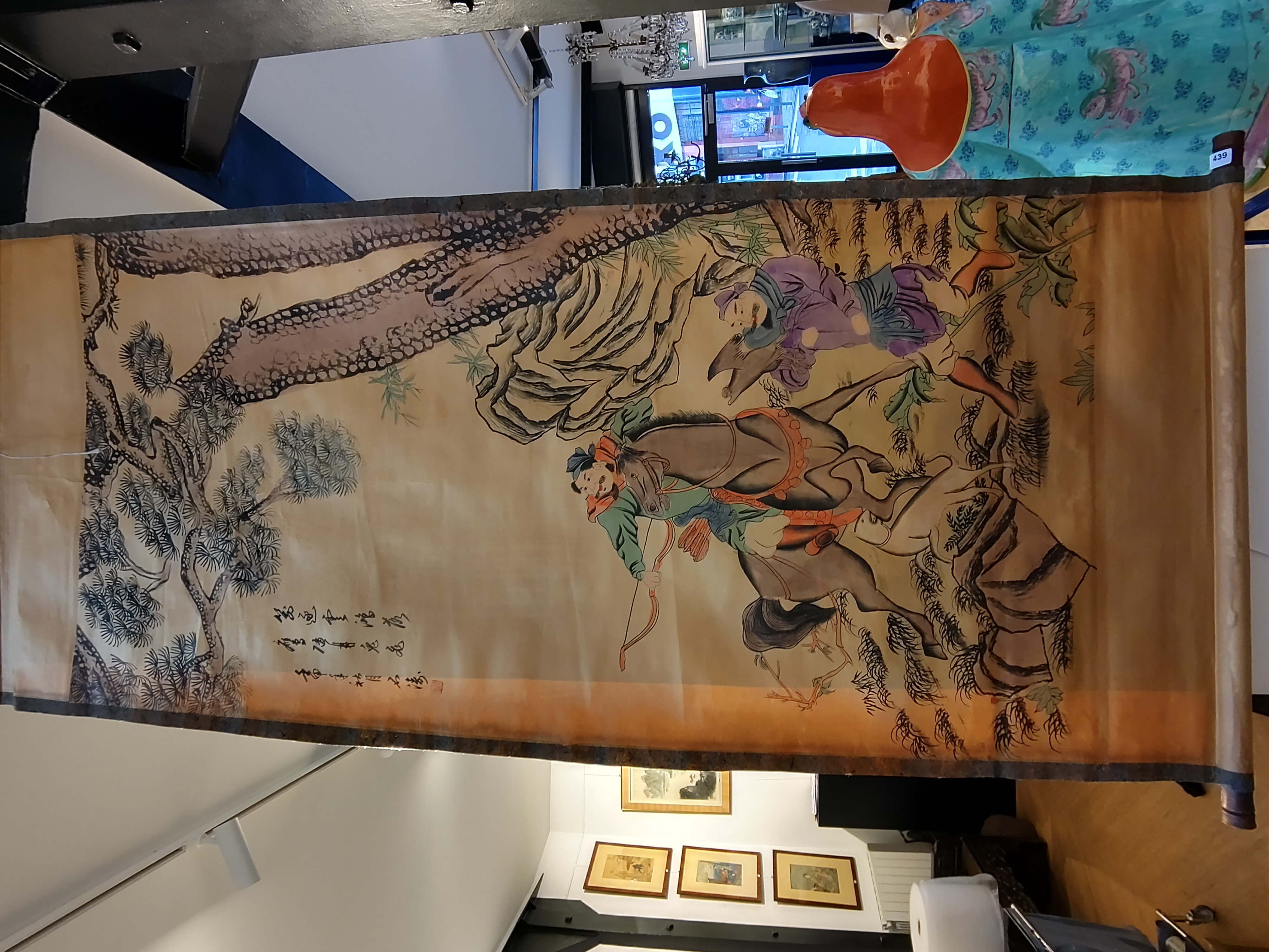 Rouleau vertical chinois du XXe siècle, encre sur papier, scène animée, 127 x 62 cm