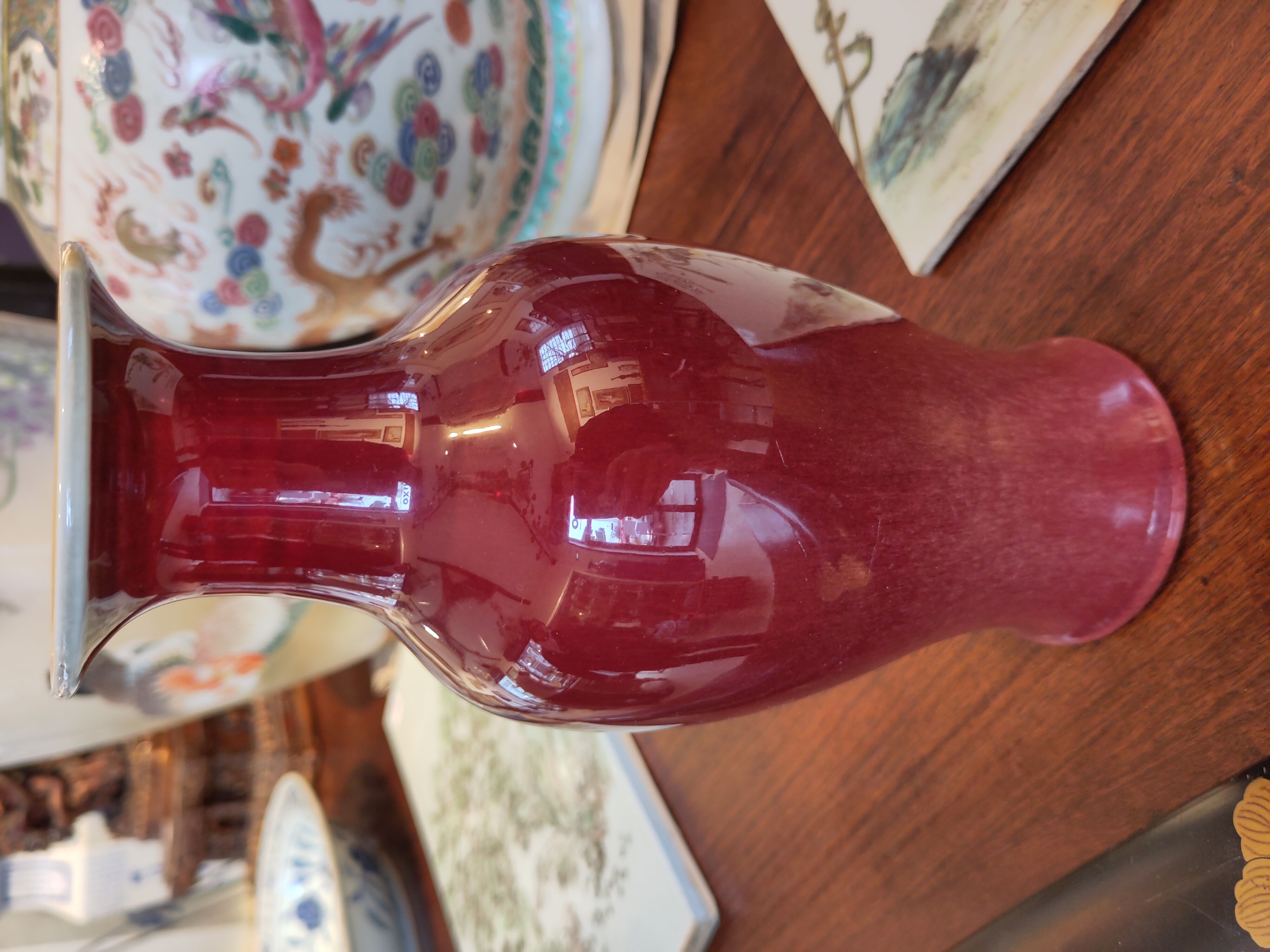 Vase balustre en porcelaine chinoise du XXe siècle, fond sang de bœuf, hauteur 24 cm