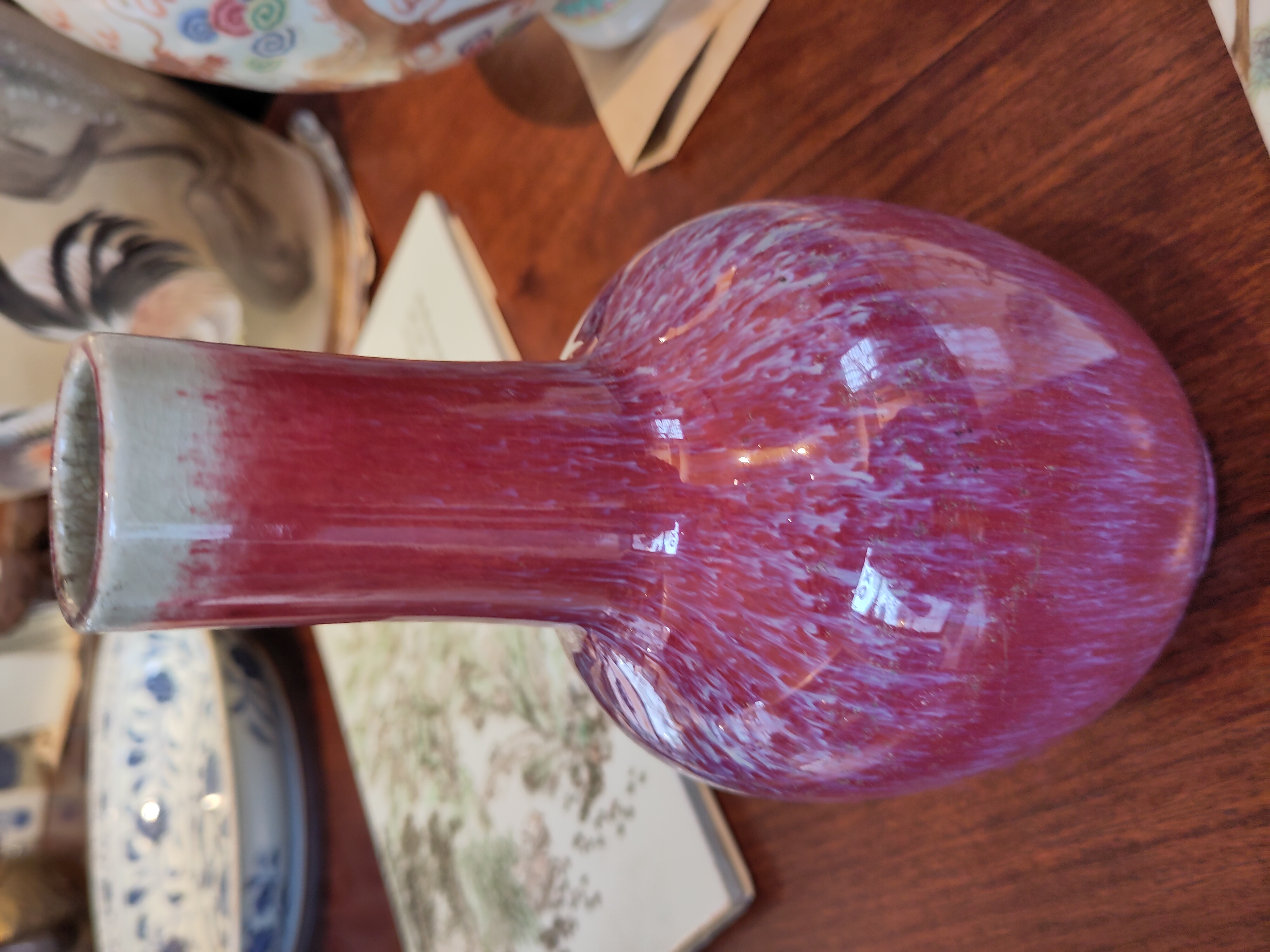 Vase bouteille en porcelaine chinoise du XIXe siècle, fond sang-de-bœuf et nuances aubergines, hauteur 24 cm