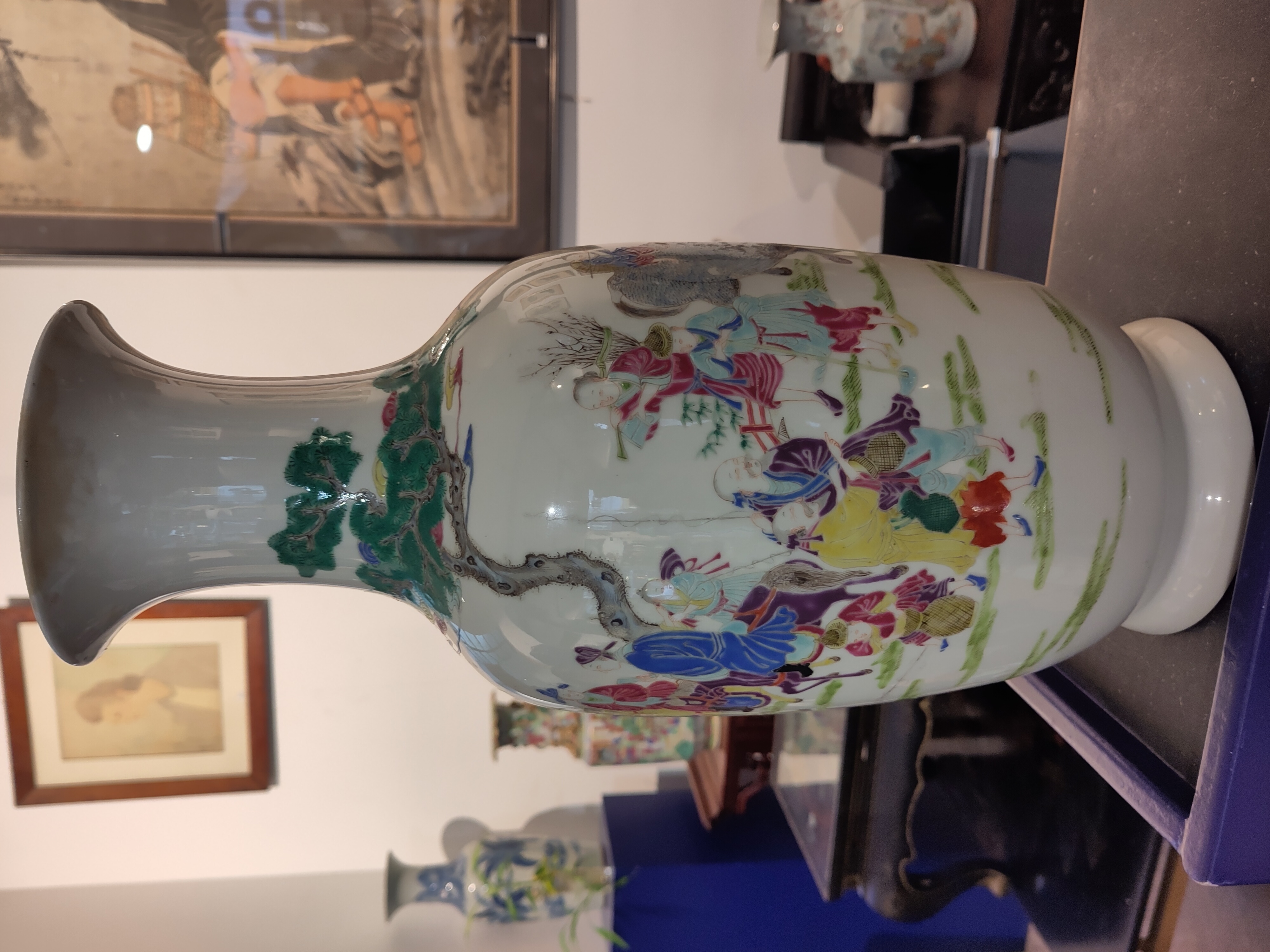 Vase ovoïde en porcelaine chinoise du XIXe siècle, émaux famille rose, scène de dignitaires sous un pin, hauteur 45,5 cm