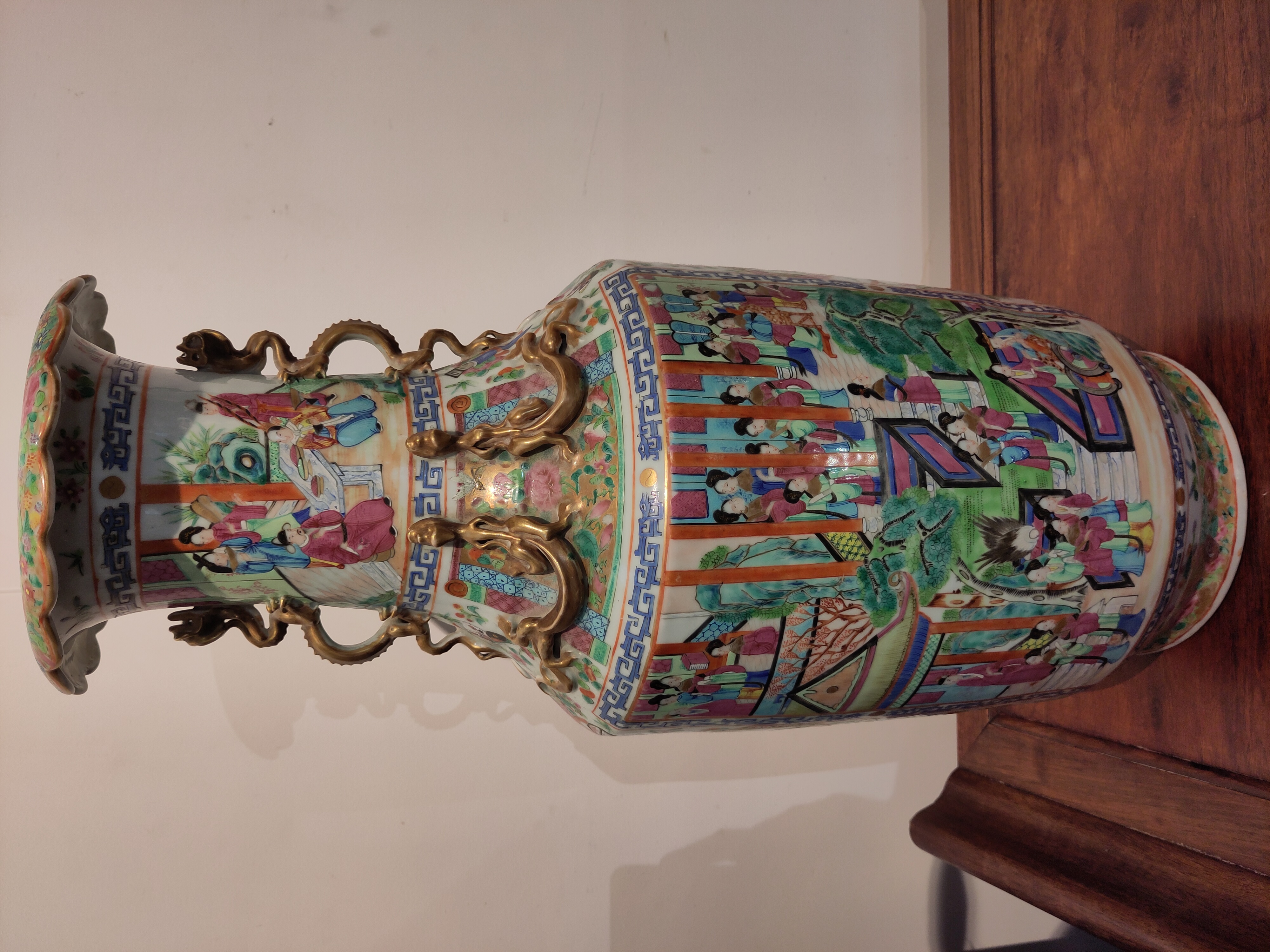 Paire de vases en porcelaine chinoise du XIXe siècle, fours de Canton, émaux polychromes, scènes de palais et dragons en relief, hauteur 61,5 cm